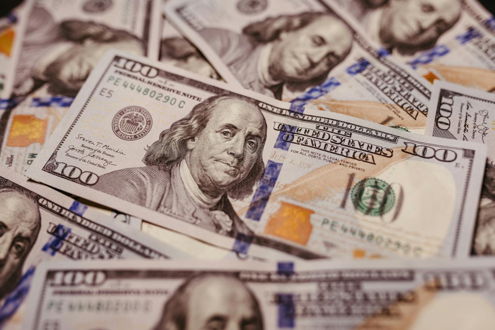 Pile of 100 dollar bills, illustrating side income earnings
