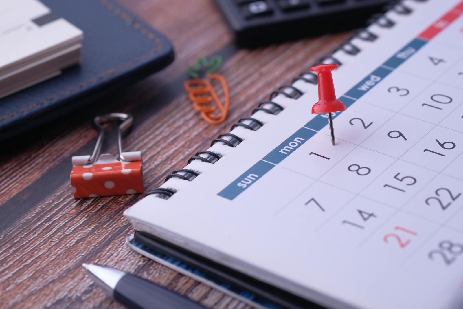 Desk elements with calendar and pins, illustrating effective planning